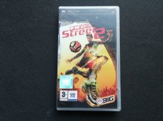 画像1: FIFA STREET 2　フィファ　ストリート2　海外版　箱有　PSPプレイステーションポータブル (1)